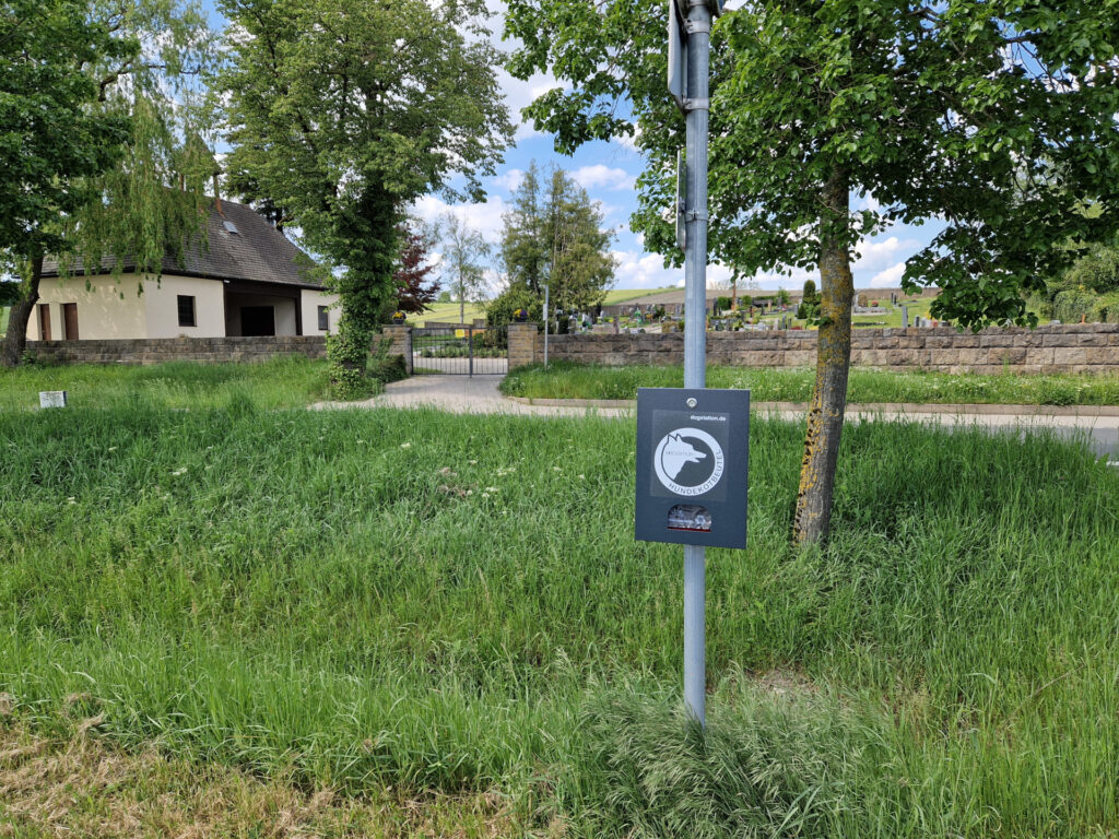 Hundekotbeutelspender am Friedhof